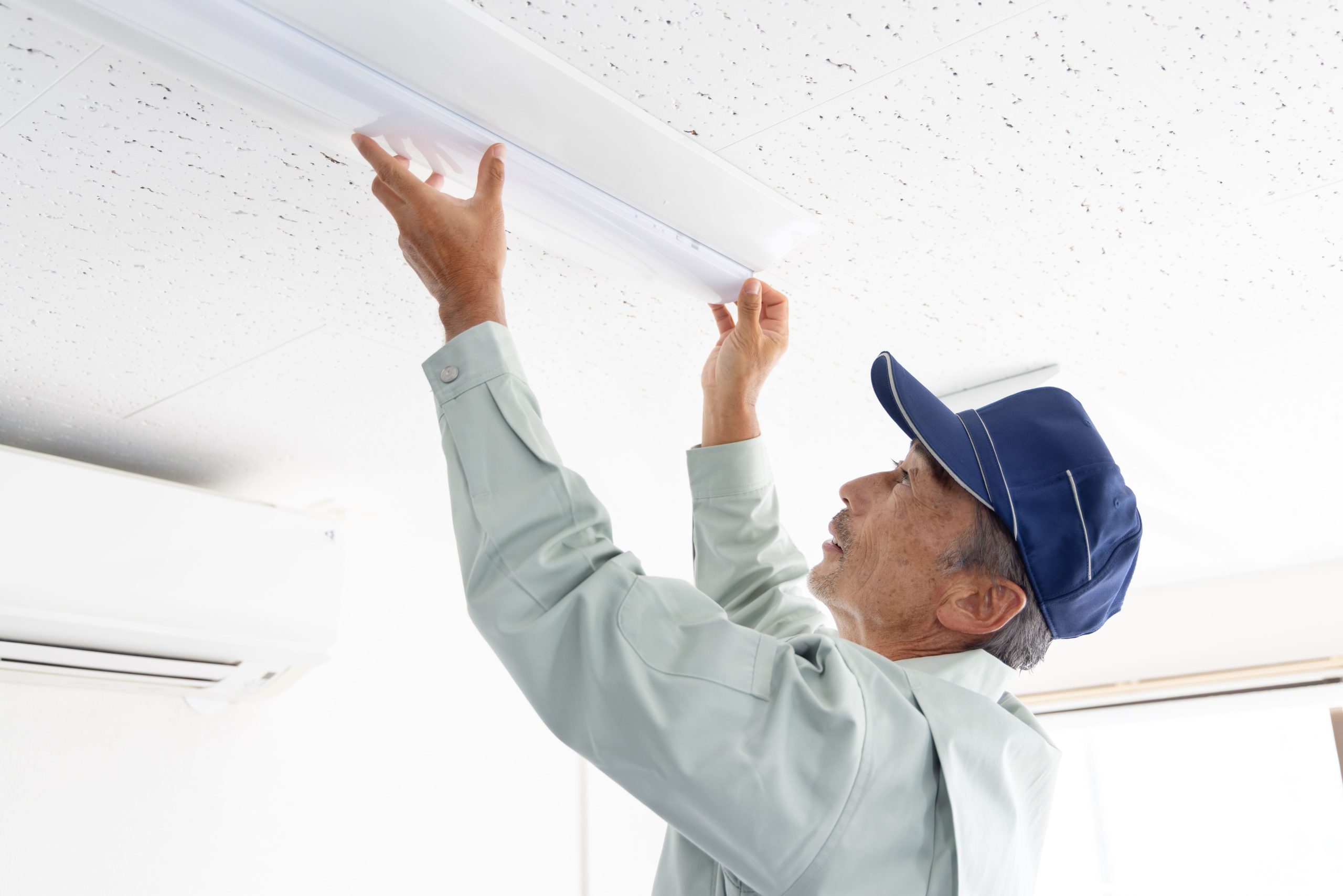 新宿オフィスビル LED照明設置工事